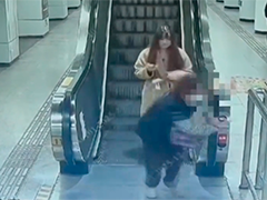 老人乘电梯遇险 众人紧急救助