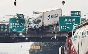 S20外环高速货车撞上护栏 致7公里拥堵