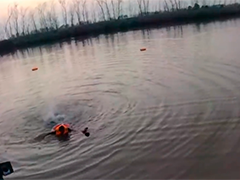 扬州女子不慎落水 老兵辅警跳入冰水救援