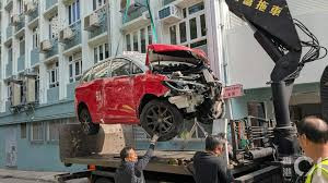 香港一辆出租车疑似失控撞入学校后门