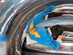 "好奇宝宝"被卡雕塑 消防紧急救援