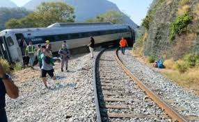 墨西哥南部一列客运列车脱轨 13人死亡