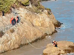 浙江平湖礁石瞬间变"孤岛"警方海边施救