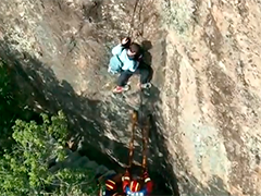 浙江金华男子景区崖降遇险 消防紧急救援