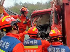 贵州台江货车避险撞向挖掘机 驾驶员受伤被困