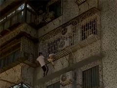 广州幼童被卡防盗网 众人热心救援