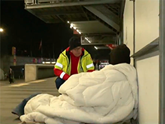 法国多地遭遇寒潮侵袭 志愿者救助无家可归者