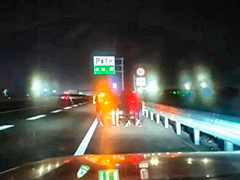 京沪高速扬州高邮段 电车电量耗尽 三人竟下车推行