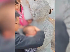 贵州铜仁萌娃钻进石像怀抱 脑袋被卡众人施救