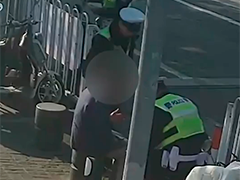 老人走失28小时 民警护送回家