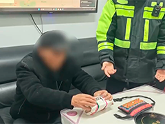 剑黎高速交警巡逻捡到巨款 6万多元现金完壁归赵