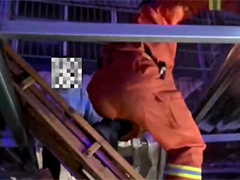 湖北黄石男子坠落车棚顶被困 消防破拆营救保平安