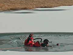 宁夏老人坠冰窟 消防员6分钟成功救援