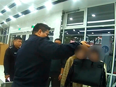 快递员遗失37万元名牌包 民警细致排查找回