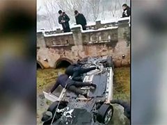 河南信阳雪天轿车冲入水塘 众人合力救援