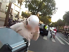 家长送考遇事故 交警摩托疾驰送考生准时入场