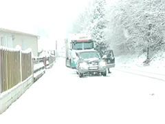 巴黎罕见暴雪致交通中断 市民街头滑雪出行