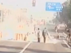 路遇险情挺身而出 公交司机秒变"救火先锋"