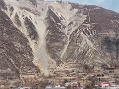 甘肃舟曲 滑坡体持续出现位移 50户群众紧急转移