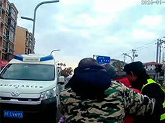 上海八旬老人突发不适 护校民警紧急救助