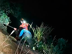 宜春丰城野外技术员不慎滑倒被困 消防员摸黑救援