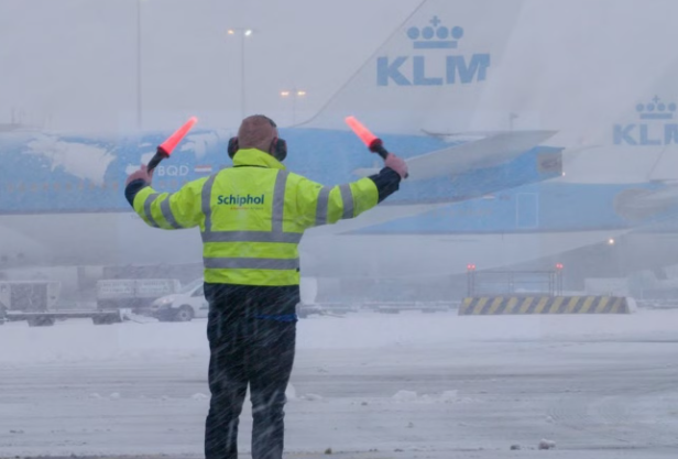 法国冰雪天气致多人死亡 巴黎主要机场今天继续削减航班