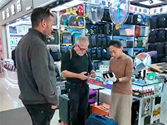 深圳华强北又火了!外籍游客疯狂"扫货”