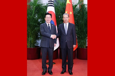 赵乐际分别会见韩国总统、爱尔兰总理