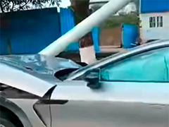 重庆公路栏杆横穿车身 车上人员毫发无损