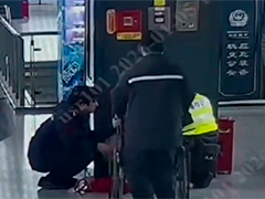 孕妇在站台跪地不起 众人暖心接力救助