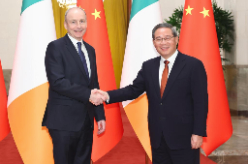 李强举行仪式欢迎爱尔兰总理访华