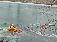 为抄近道冒险过河 多人掉进冰窟