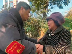 老人公交车上突发休克 司机乘客携手救援