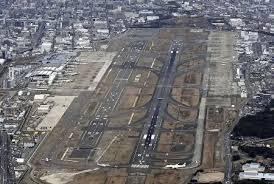 日本一客机与灯光设施发生接触事故 无人伤亡