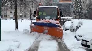 暴雪洪水影响欧洲多地交通 旅客困在机场