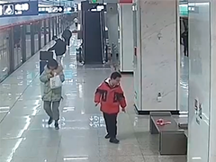 湖北武漢 地鐵站臺近萬元現金遺落 小學生拾金不昧