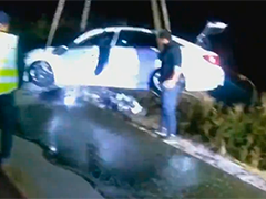 江苏宝应汽车坠河 多名辅警砸窗救人