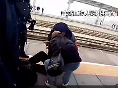 山西臨汾 旅客突然暈倒 車站工作人員相助送醫