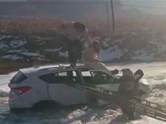 车辆穿过河道被困冰面 消防紧急救援