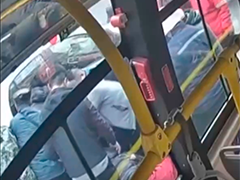 山東青島 老人被卷入車底 眾人抬車幫助脫險