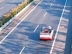 车辆失控高速"狂飙"警方紧急护航