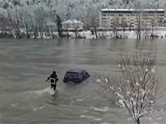 欧洲多地遭遇恶劣雨雪天气 波黑消防员洪水中勇救被困车辆