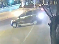 撞车撞护栏逃逸 酒驾司机疯狂操作