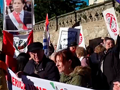 西班牙民众在美国领事馆外聚集 声援委内瑞拉