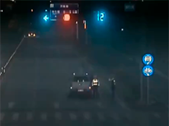 江苏高邮寒夜老人迷路街头 民警护航"回家路"