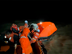 渔船搁浅13名船员弃船 海空联合成功救援