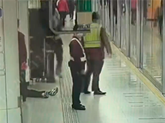 乘客突发疾病倒地 地铁站员工紧急施救