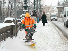 捷克首都遭遇强降雪 交通瘫痪事故频发