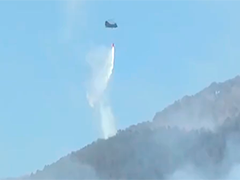 日本山梨县山火仍在蔓延 再次逼近居民区