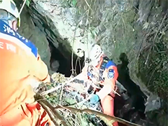 重庆村民跌落山涧溶洞 消防员奋力搜救